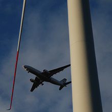 The guidance of aircraft in the vicinity of wind parks can be improved, while at the same time making the approval of wind parks easier.