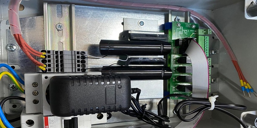 DoorProtect detectors as transmitters in a plastic radiotransparent box