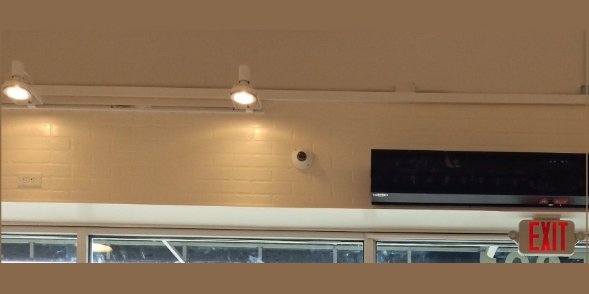 Hanwha cameras are particularly useful at store entrances owing to their WDR feature as video images are not affected by the bright sunlight.