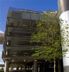 Multi-storey car park with a barrier-free parking system to prevent car park fraud
