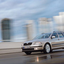 Repair shop webcams make it possible to provide a comparable vehicle and to demonstrate a sample repair