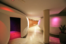 The LEGIC chip-in ski wristband ensures straightforward billing for restaurant bills, massages, cosmetics and tanning beds