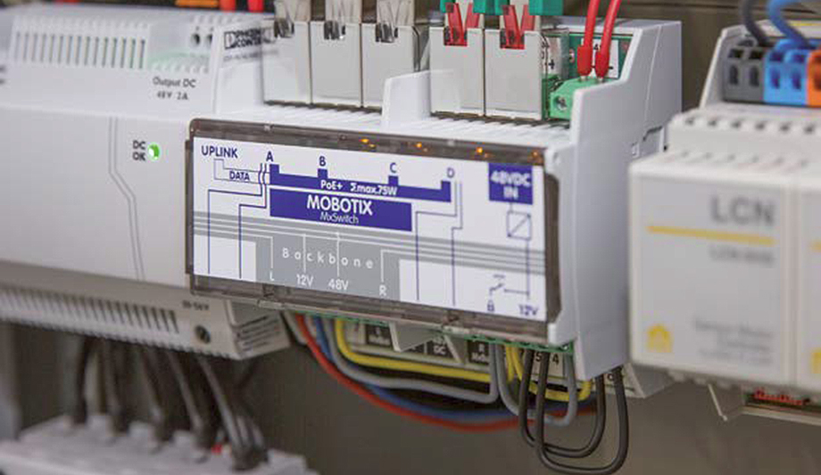 MOBOTIX offers 4-way PoE+ switch with auxiliary functions in MxSwitch