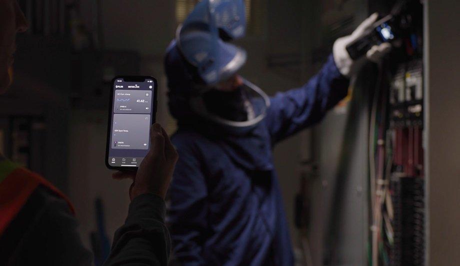 FLIR Introduces CM276™ professional clamp metre and thermal imaging camera