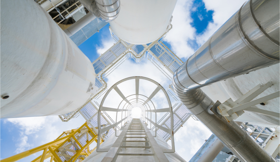 What are the security challenges of the oil and gas market?