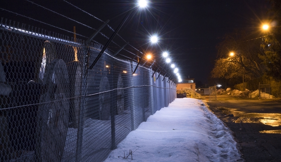 Senstar LM100 perimeter intrusion detection and intelligent lighting system attains the Fixture Seal of Approval (FSA) from IDA